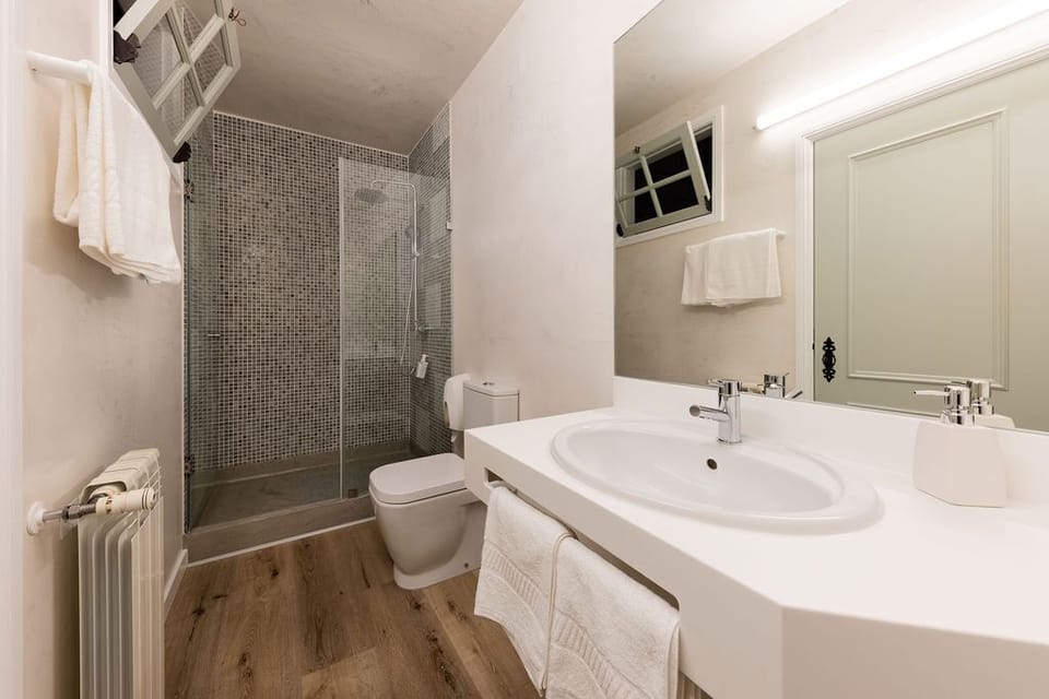 Superior Room | Bathroom | Towels, shampoo, toilet paper