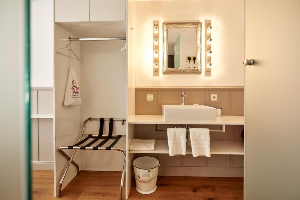 Shower, rainfall showerhead, free toiletries, hair dryer