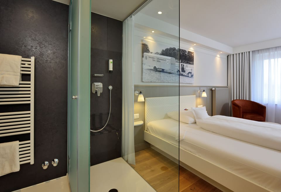 Basic Room, 1 Queen Bed | Bathroom | Shower, rainfall showerhead, free toiletries, hair dryer