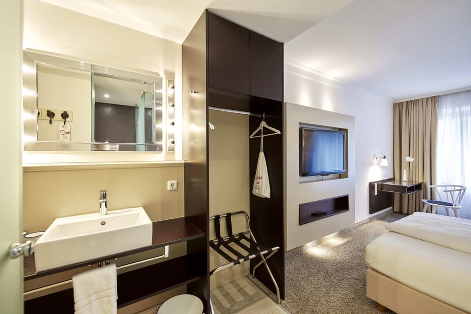 Basic Room, 1 Queen Bed | Hypo-allergenic bedding, desk, laptop workspace, soundproofing