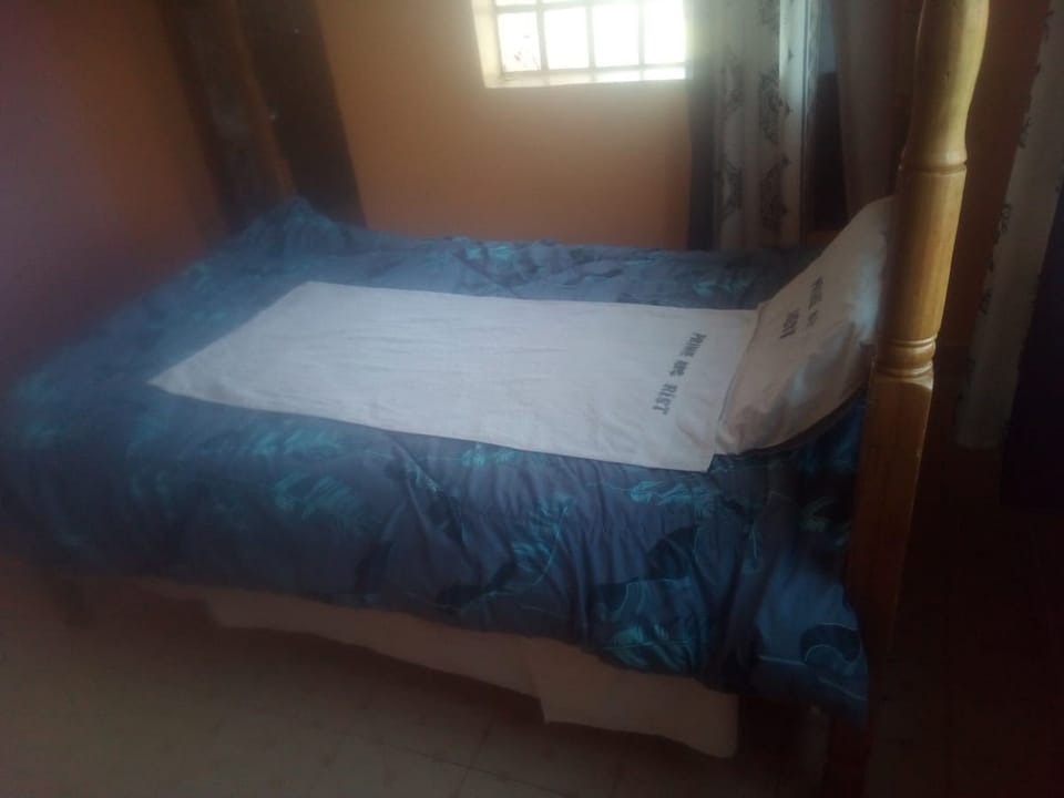 Single Room | Desk, bed sheets
