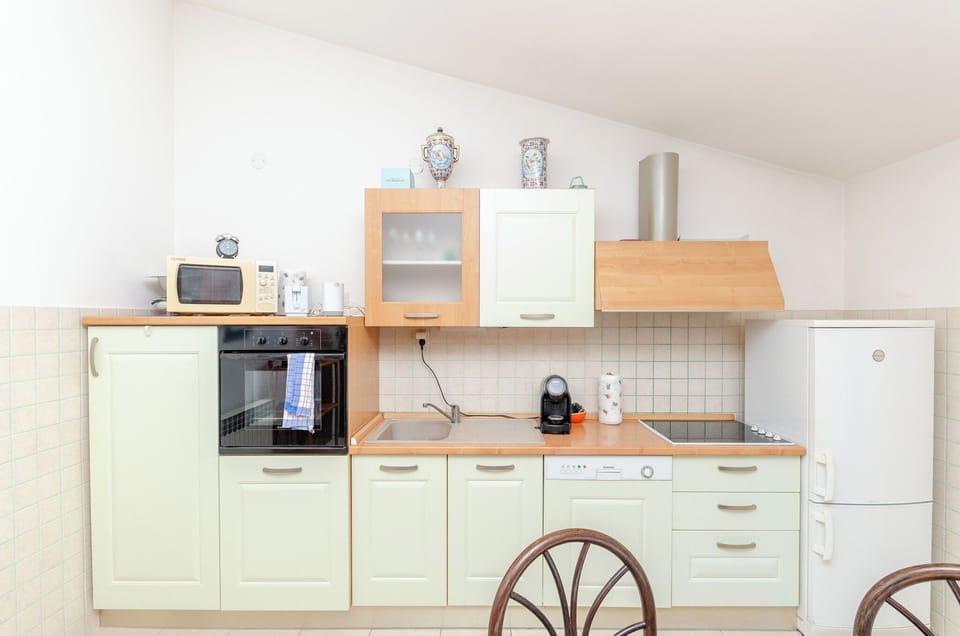 Apartment (A7) | Private kitchen | Microwave, stovetop, electric kettle, cookware/dishes/utensils