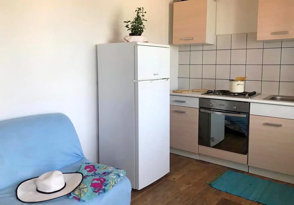 Private kitchen | Fridge, oven, stovetop, electric kettle