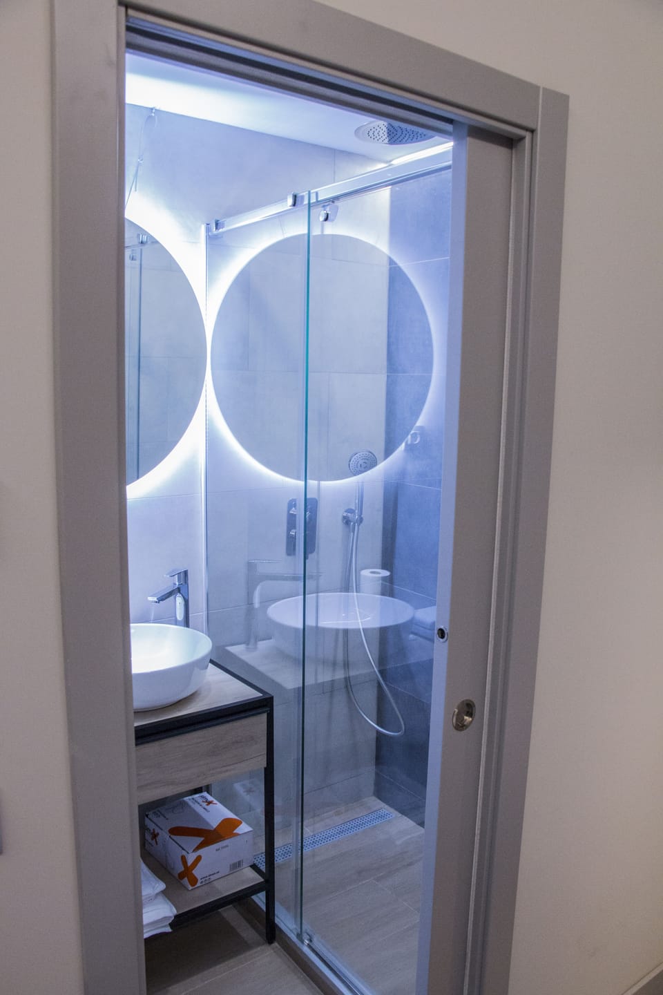 Shower, towels