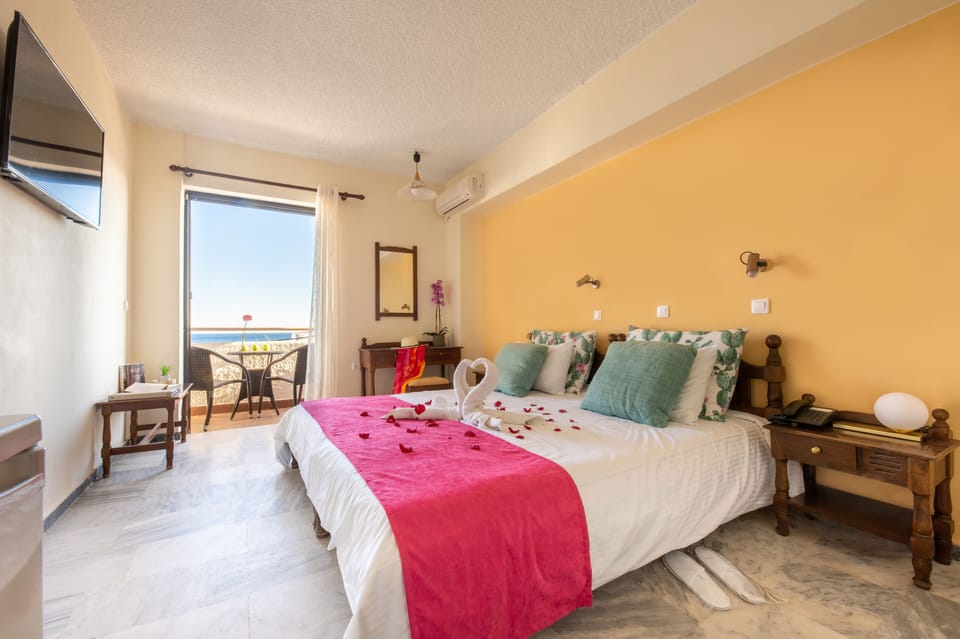 Minibar, free WiFi, bed sheets