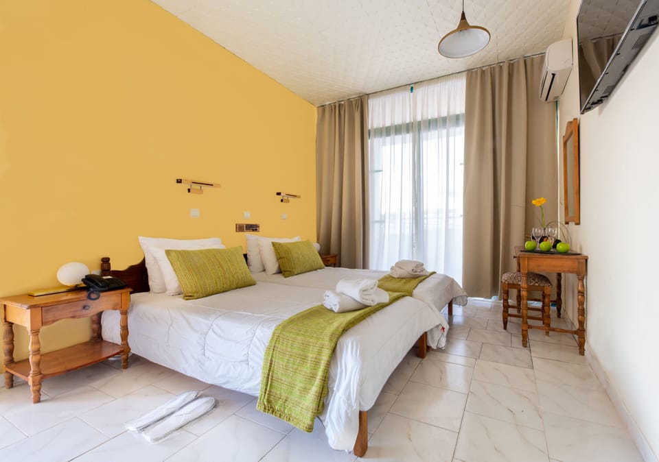 Minibar, free WiFi, bed sheets