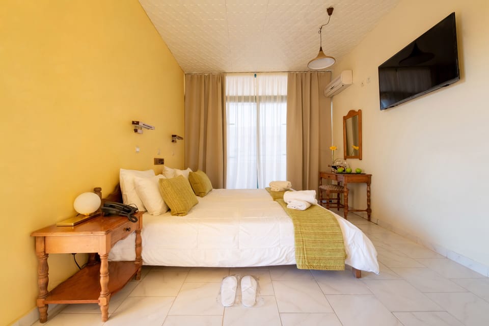 Minibar, free WiFi, bed sheets