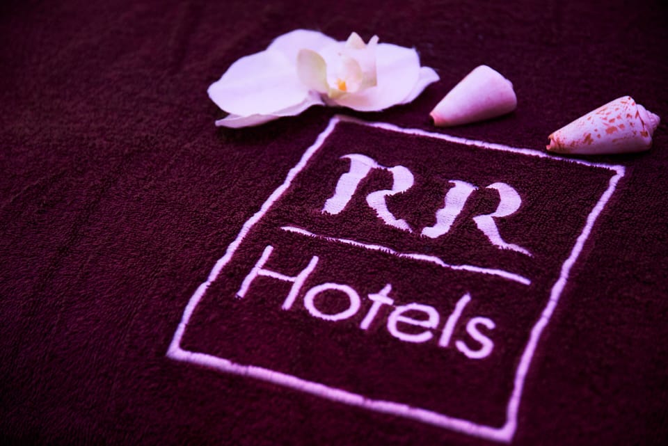 Couples treatment rooms, sauna, hot tub, steam room, body treatments