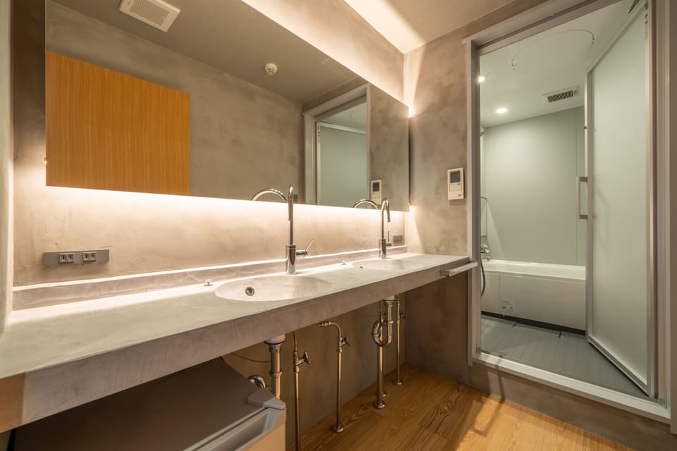 Superior Room, Non Smoking | Bathroom | Hair dryer, towels