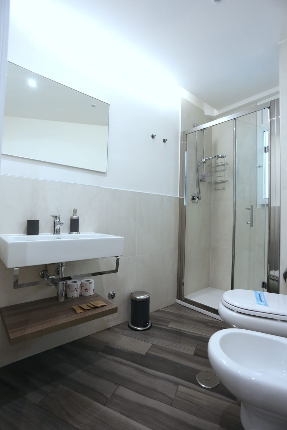 Shower, rainfall showerhead, free toiletries, hair dryer