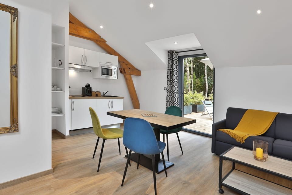 Superior Studio Suite | Living area | Flat-screen TV