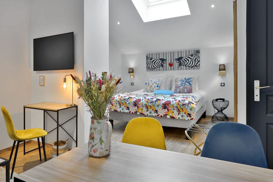 Superior Studio Suite | Desk, laptop workspace, blackout drapes, soundproofing