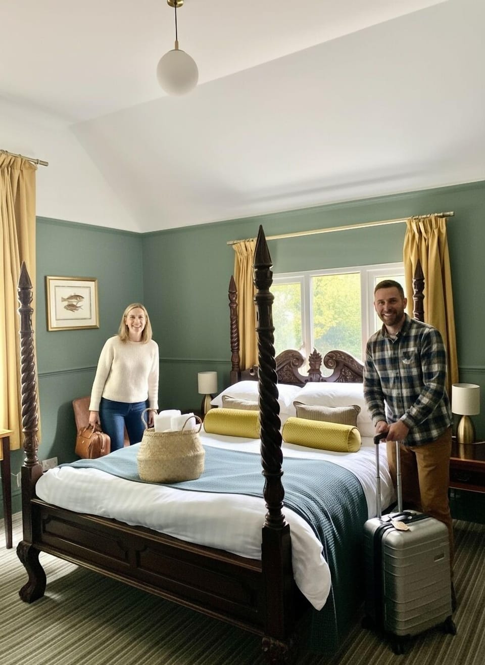 Deluxe Room, 1 Queen Bed | Desk, laptop workspace, iron/ironing board, free WiFi