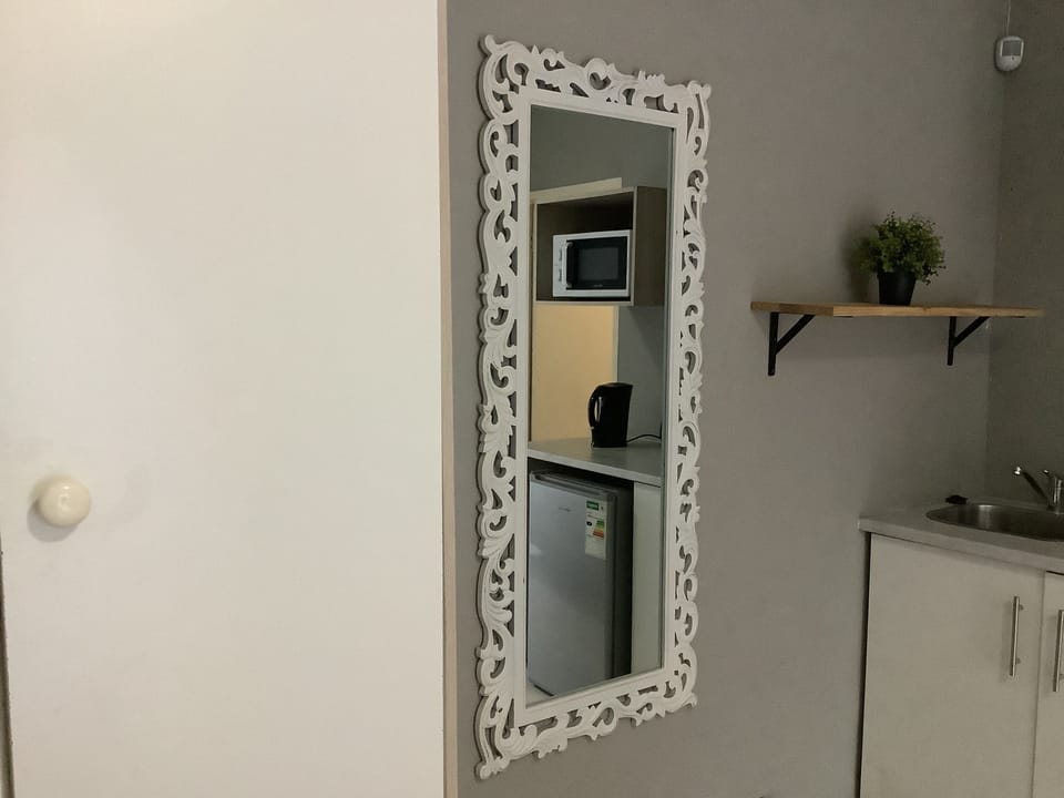 Deluxe Studio, 1 Queen Bed | Desk, iron/ironing board, free WiFi, bed sheets