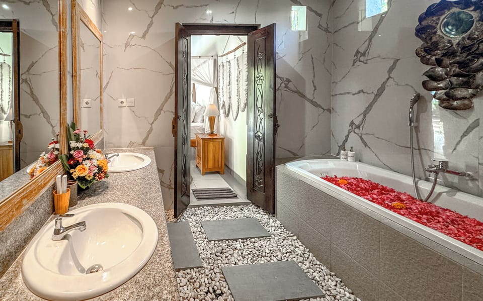Deluxe Room View Garden and Pool | Bathroom | Shower, towels, soap, shampoo