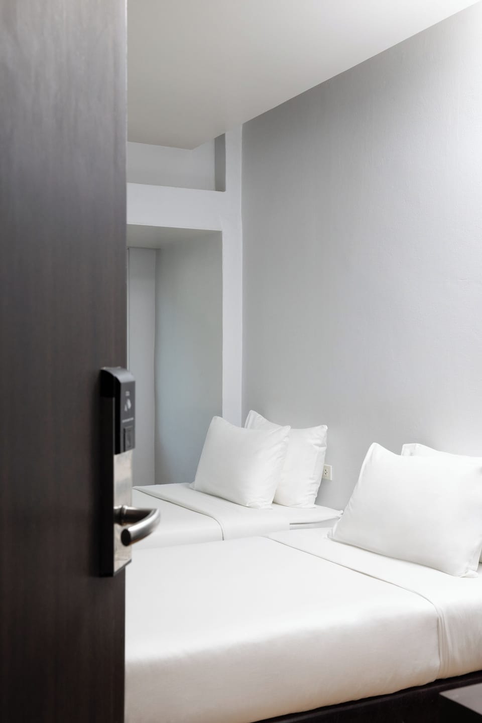 Standard Twin Room | Minibar, in-room safe, desk, blackout drapes