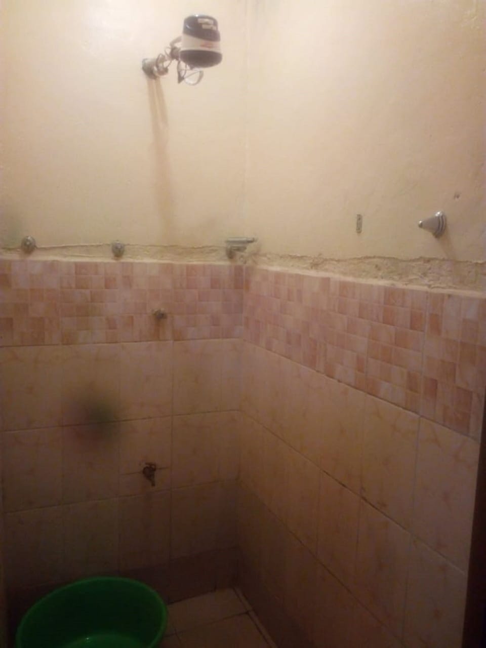 Single Room | Bathroom | Shower, rainfall showerhead, towels