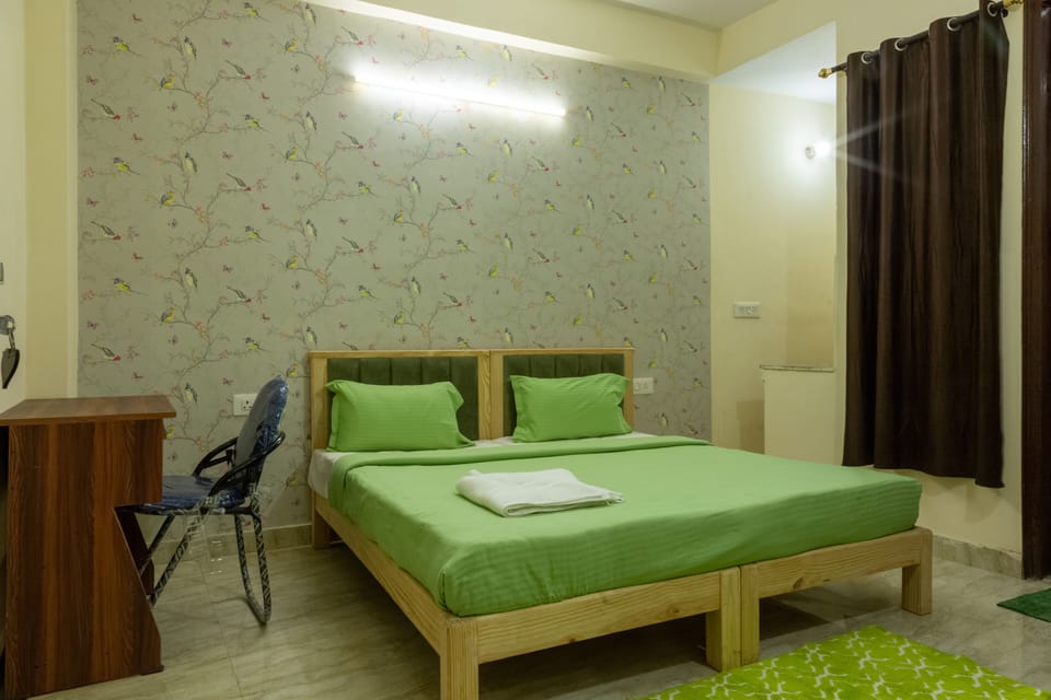 Deluxe Studio, 1 King Bed, Smoking, Kitchenette | Blackout drapes, iron/ironing board, rollaway beds, free WiFi