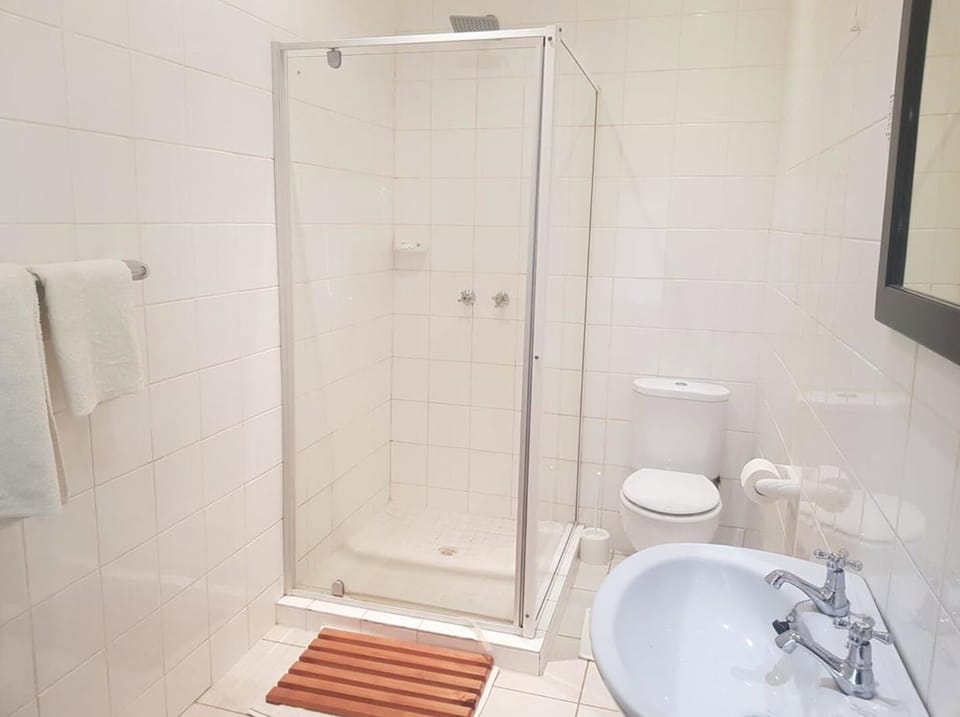 Basic Double Room (Green) | Bathroom | Free toiletries, hair dryer, towels, soap