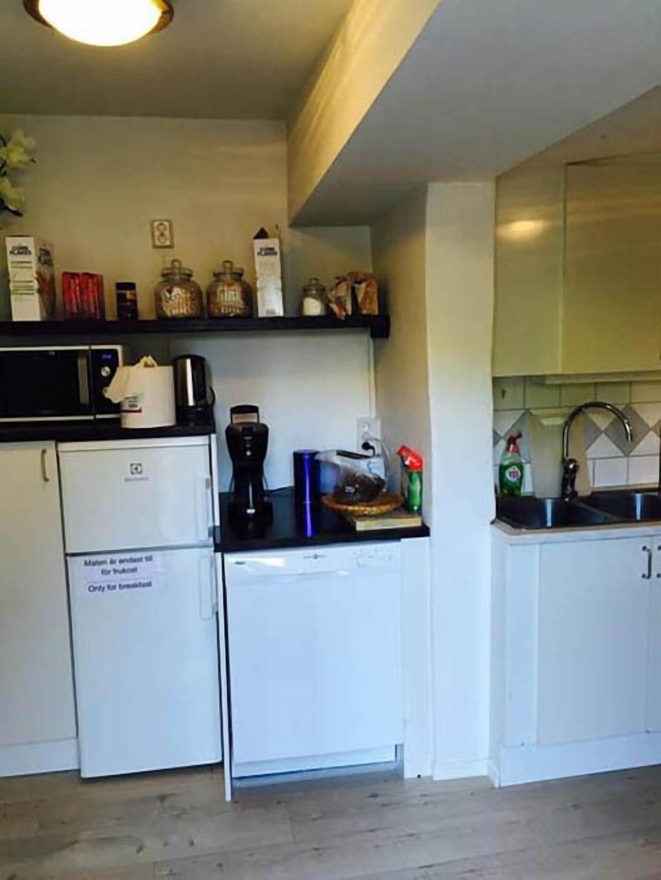 Apartment | Private kitchen | Shared fridge, microwave, coffee/tea maker