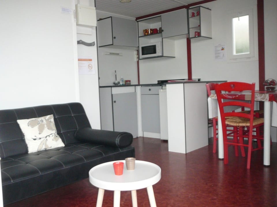 Family Chalet (3) | Private kitchenette | Fridge, microwave, stovetop, electric kettle