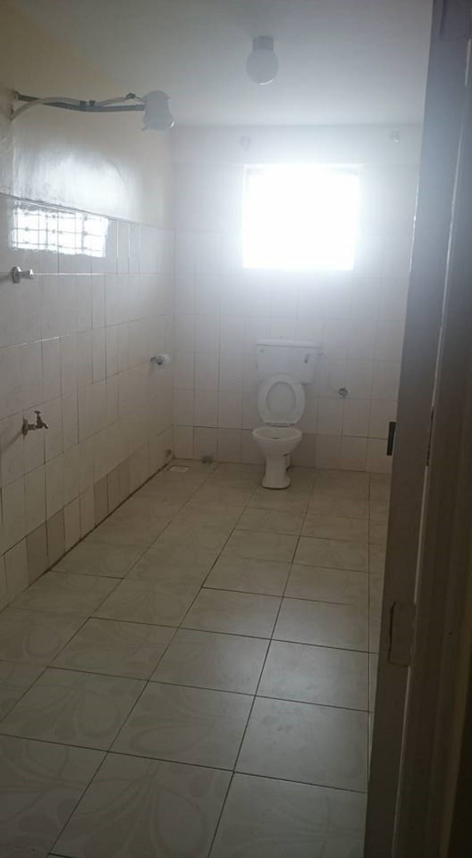 Deluxe Room | Bathroom | Shower, rainfall showerhead, free toiletries, slippers