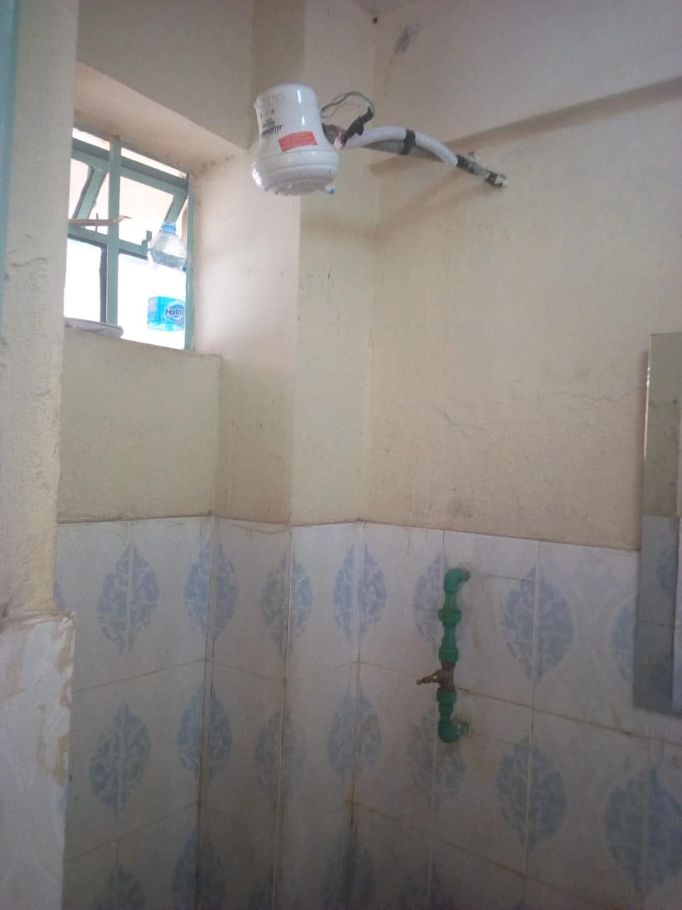 Single Room | Bathroom | Shower, rainfall showerhead, free toiletries, towels