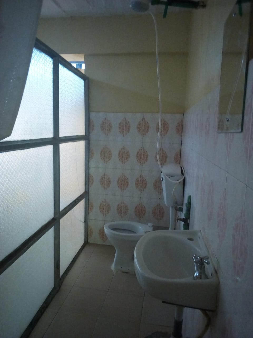 Twin Room | Bathroom | Shower, rainfall showerhead, free toiletries, slippers
