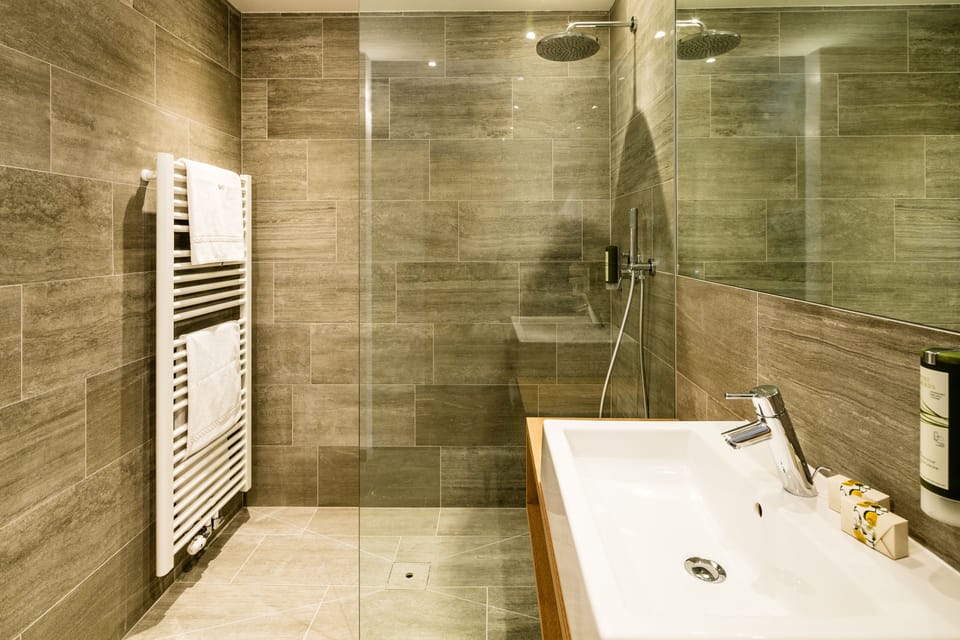 Junior Suite, 1 Queen Bed, Non Smoking, Pool View | Living area
