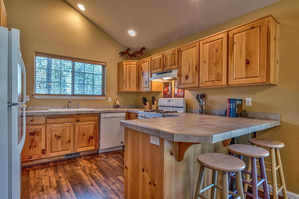 House, Multiple Beds (Whistler - Unit 7) | Private kitchen