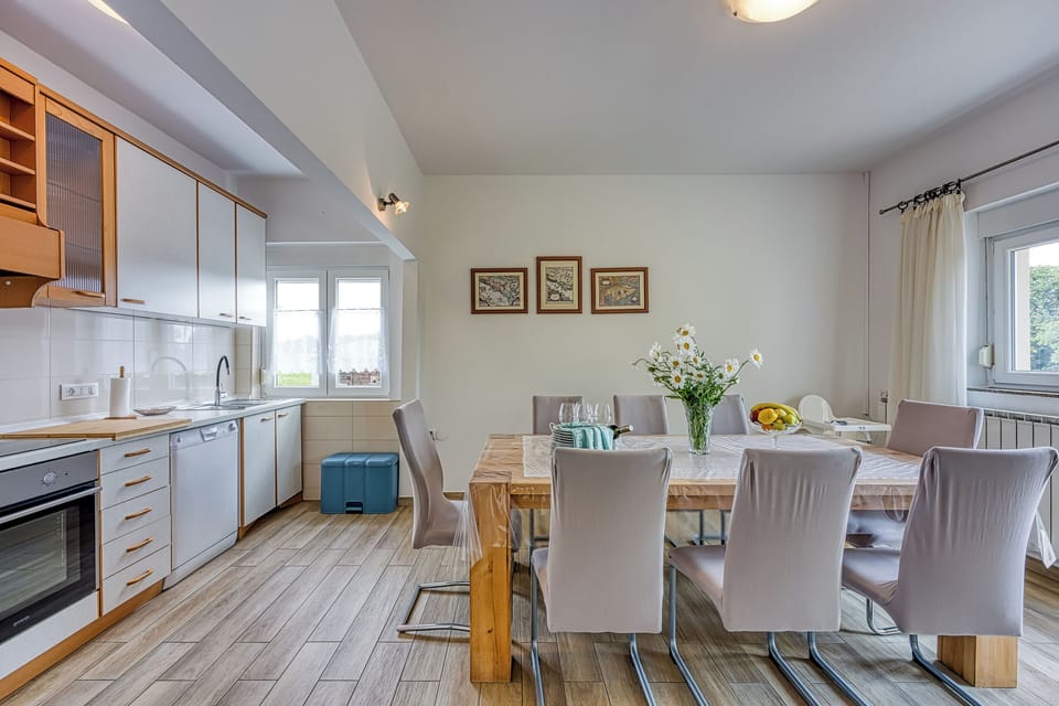 Apartment (A1) | Dining