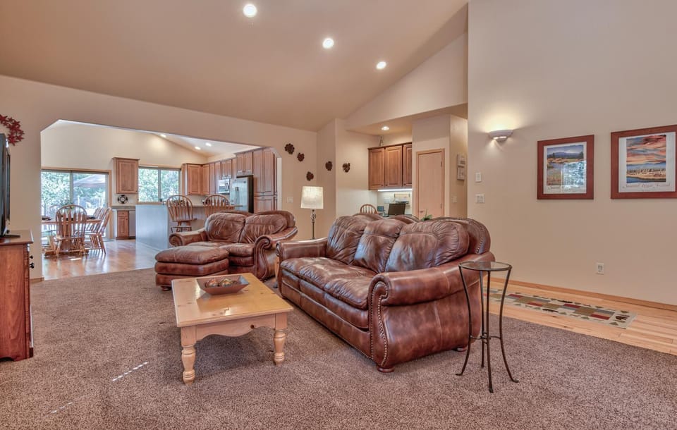 House, Multiple Beds (Splitrock - Unit 3) | Living area | Computer monitors