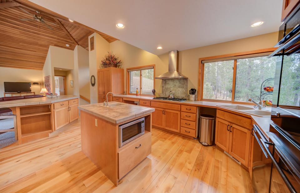 House, Multiple Beds (Jackpine - Unit 6) | Private kitchen | Dining table