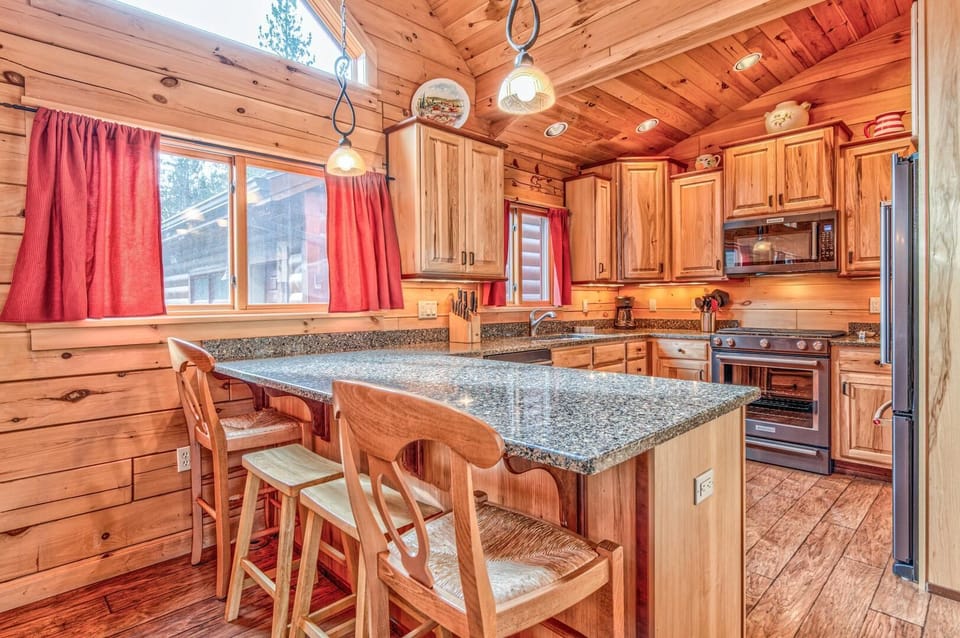 Cabin, Multiple Beds, River View (Crane - Unit 6) | Private kitchen | Toaster, dining tables