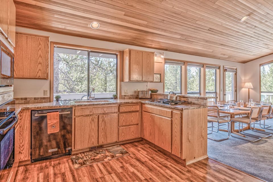 House, Multiple Beds, Mountain View (White Elm - Unit 31) | Private kitchen | Fridge, microwave, toaster