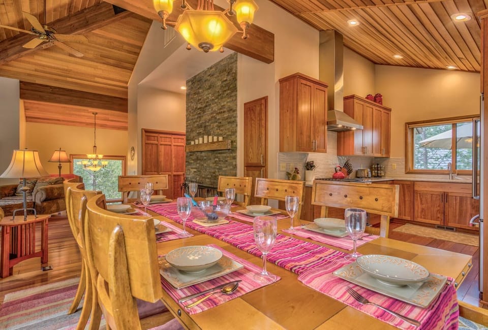 House, Multiple Beds (Tan Oak - Unit 37) | Dining