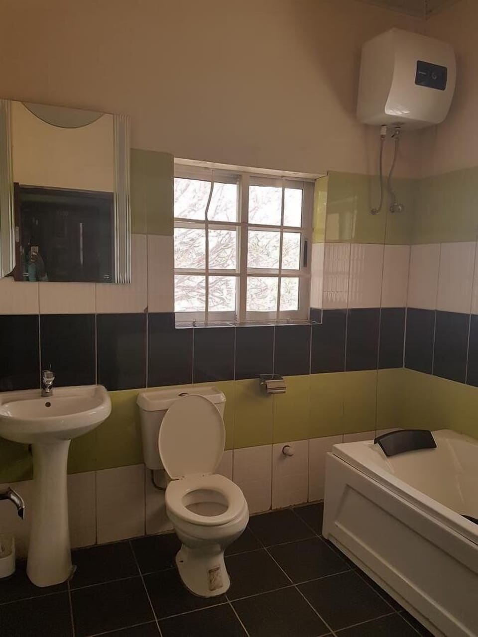 Executive Room | Bathroom | Free toiletries, towels, soap, shampoo