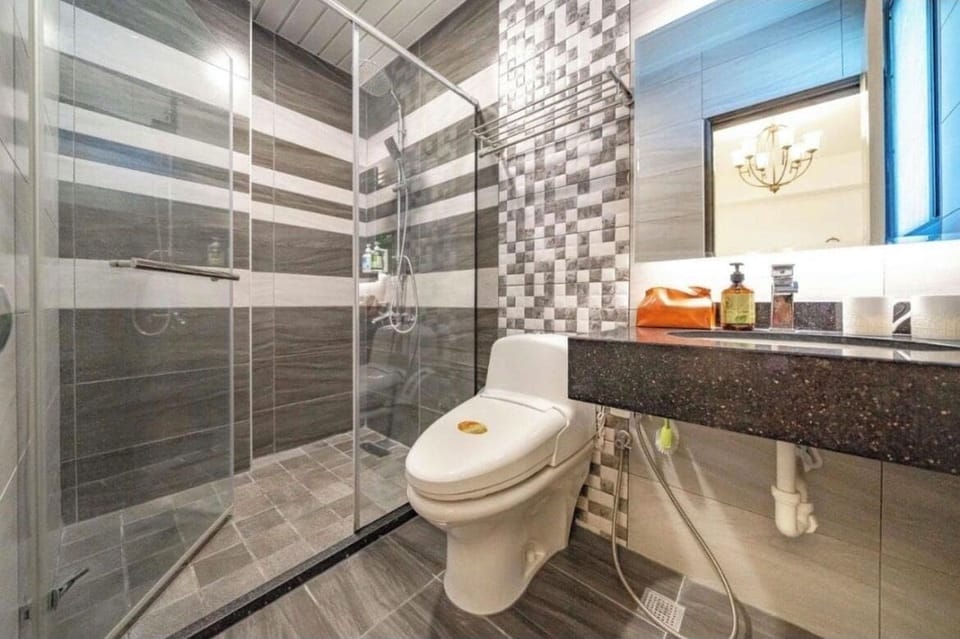 Separate tub and shower, hydromassage showerhead, free toiletries