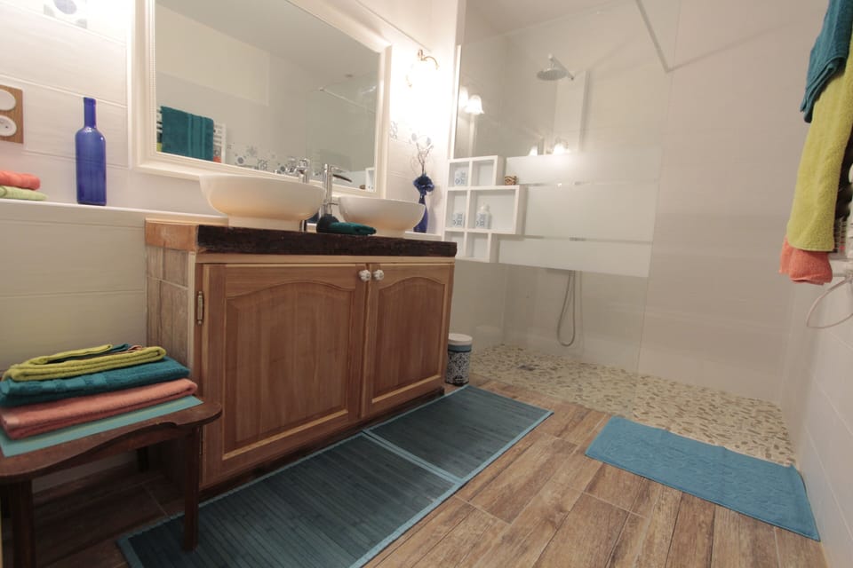 Comfort Suite, Non Smoking, Refrigerator & Microwave (Orientale) | Bathroom | Shower, rainfall showerhead, hair dryer, towels