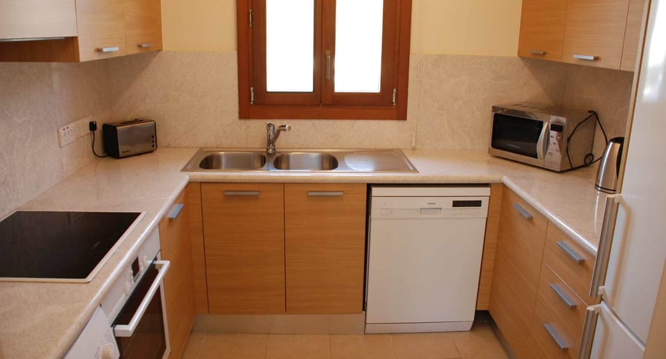 Apartment | Private kitchen | Coffee/tea maker, full-size fridge, microwave, oven