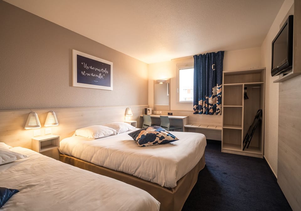Classic Triple Room | Desk, soundproofing, iron/ironing board (on request), bed sheets
