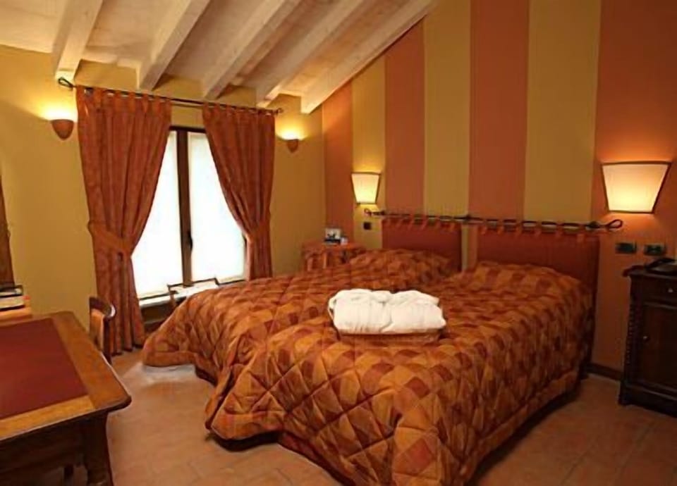 Premium bedding, down comforters, minibar, in-room safe