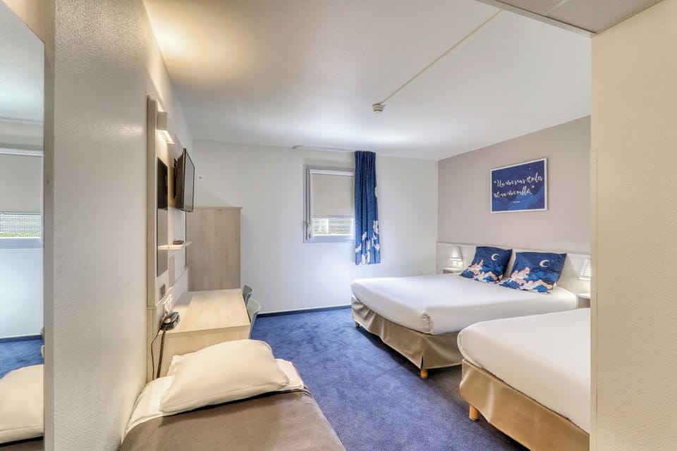 Standard Triple Room | Desk, blackout drapes, soundproofing, iron/ironing board