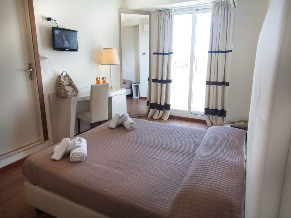 In-room safe, individually furnished, desk, free WiFi