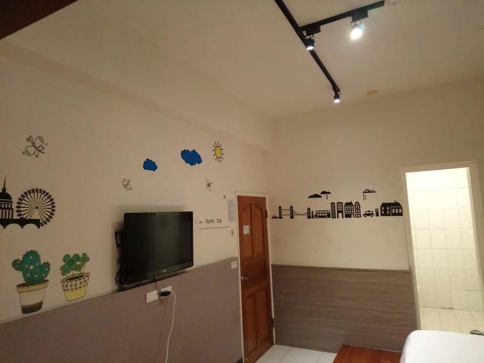 Blackout drapes, free WiFi, bed sheets