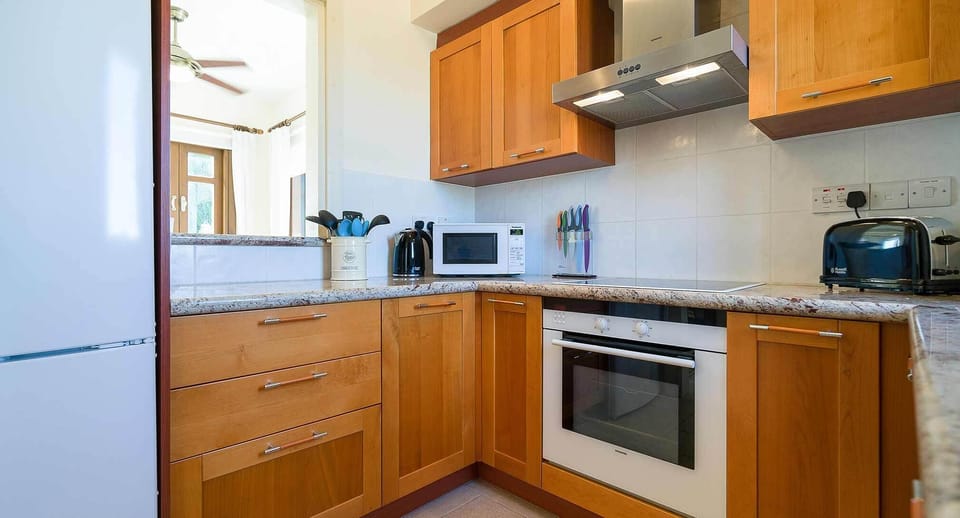 Apartment | Private kitchen | Coffee/tea maker, full-size fridge, microwave, oven