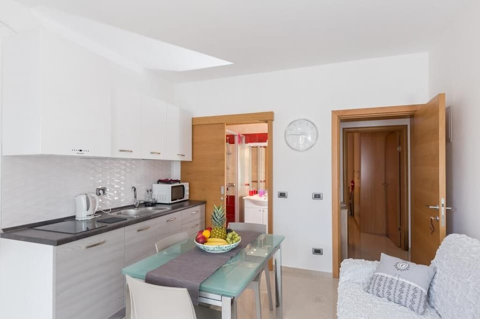 Apartment (One Bedroom Apartment with Terrace) | In-room dining