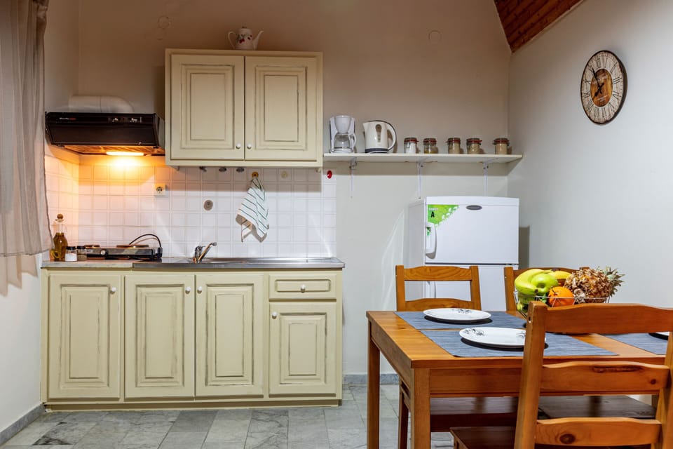 Family Room | Private kitchenette | Fridge, stovetop, coffee/tea maker, electric kettle