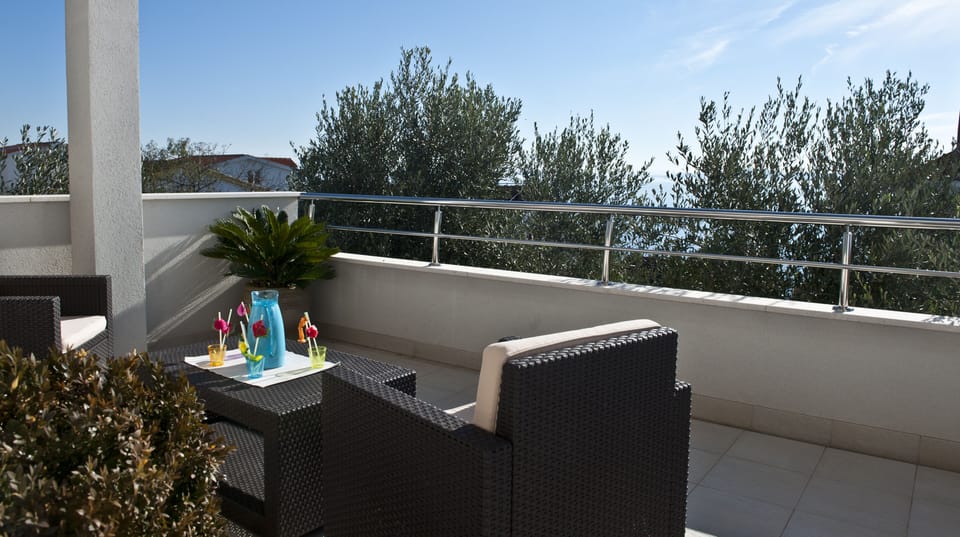 House (Four Bedroom Holiday Home with Pool) | Terrace/patio