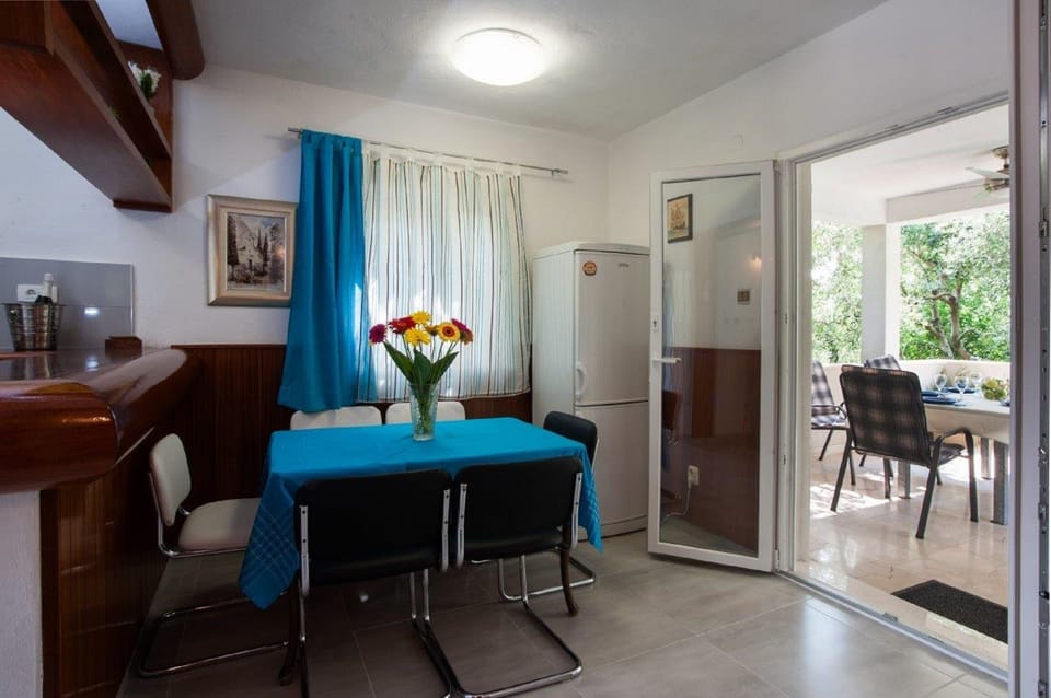 House (Four Bedroom Holiday Home with Pool) | In-room dining